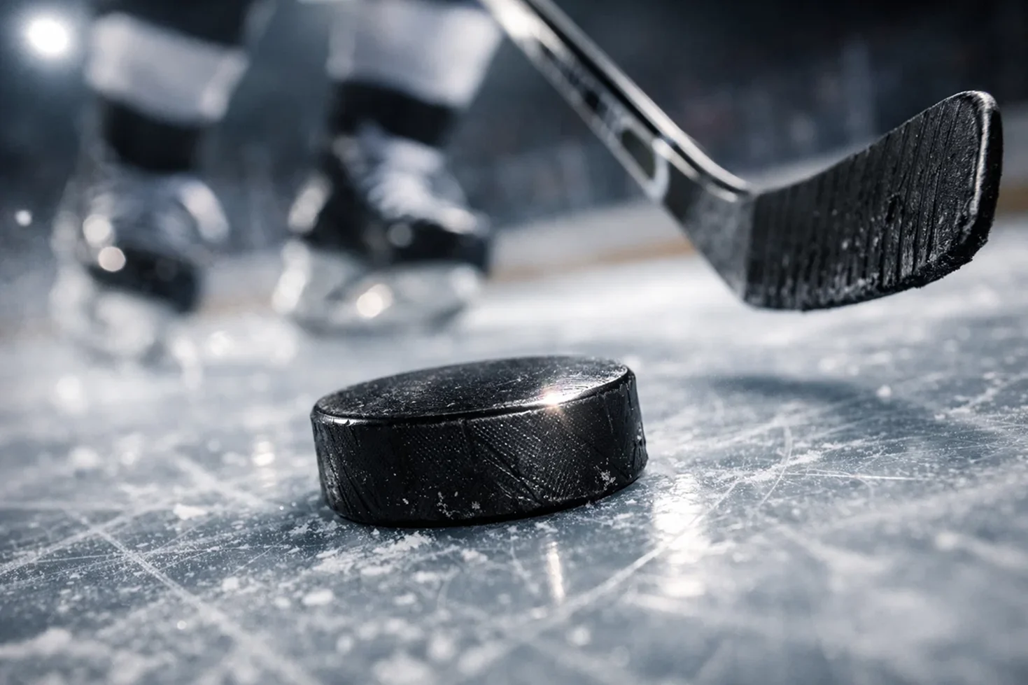 Detailaufnahme eines Eishockeyspiels mit Fokus auf den Puck